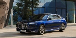 개인사업자 리스 차량으로 멋진 건물에 BMW 7시리즈 신형 모델입니다
