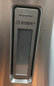 삼성 김치냉장고 뚜껑형 청정탈취 사진입니다. 위로 열리는 타입으로 가장 보편적이고 합리적인 가격을 보여줍니다.