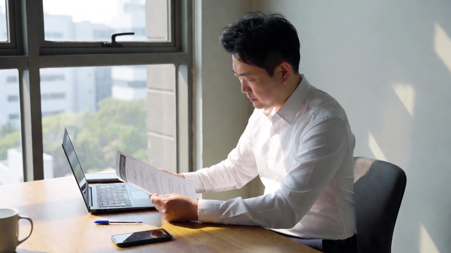 희망리턴패키지 재창업 지원금 2,000만 원 사업계획서 확인 하는 자영업자 남성 사장님이 책상에서 검토 중이다.