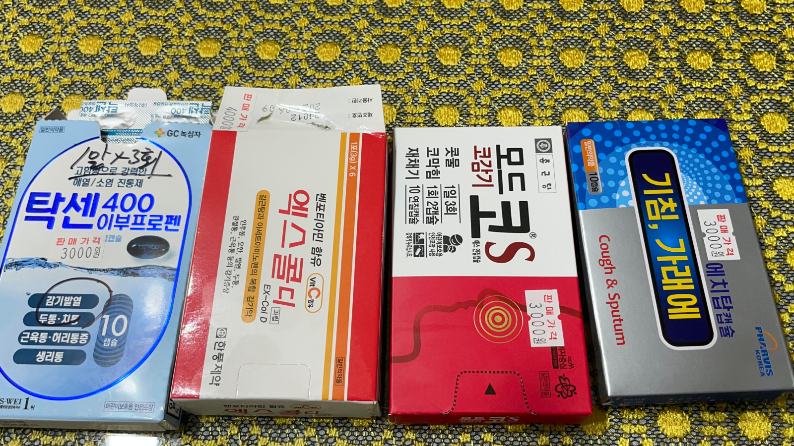 독감 증상은 타미플루 접종, 감기는 상황에 맞게 약국에서 전문 상담 후 구매. 사진은 다양한 감기약이 있는 모습이다.