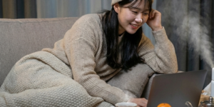 겨울철 독감으로 집 안에서 노트북 작업을 하고 있다.