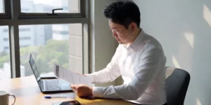 희망리턴패키지 재창업 지원금 2,000만 원 사업계획서 확인 하는 자영업자 남성 사장님이 책상에서 검토 중이다.