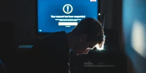 넷플릭스 VPN 우회 결재 실패로 좌절하는 모습입니다. 컴컴한 방 안에서 책상 위 아이맥과 바로 앞 의자에 앉아 남성이 방바닥 아래를 바라고 있습니다.