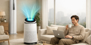 LG-에어컨 공기청정 사용과 퓨리케어 오브제컬렉션 AI 360 공기청정기 함께 사용할 때 시너지 효과를 한 남성이 쇼파에 앉아 느끼면서 맥북으로 업무 작업 중인 이미지입니다.