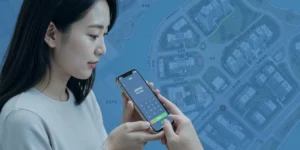 소액임차인 최우선변제금 보증금 계산기 스마트폰으로 소액임차인 계산기를 사용하는 여성 입주자이다