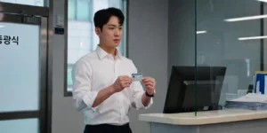 운전면허증 갱신 준비물 잘 챙겨서 한 번 발급은 남성이 면허증을 들고 사진을 찍다