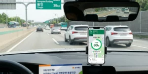 티맵 안전운전 점수 80점을 위해 고속도로 운전하는 자동차 안입니다. 자동치보험 할인 적용된다.
